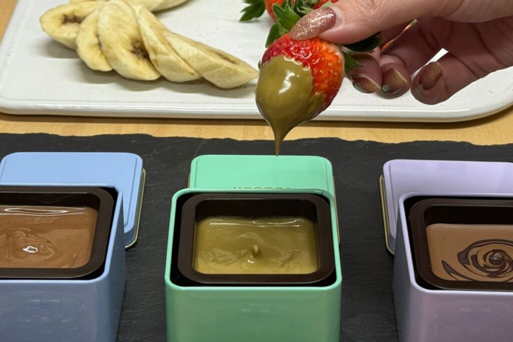 ピスタチオのジャンドゥイアにいちごをディップ