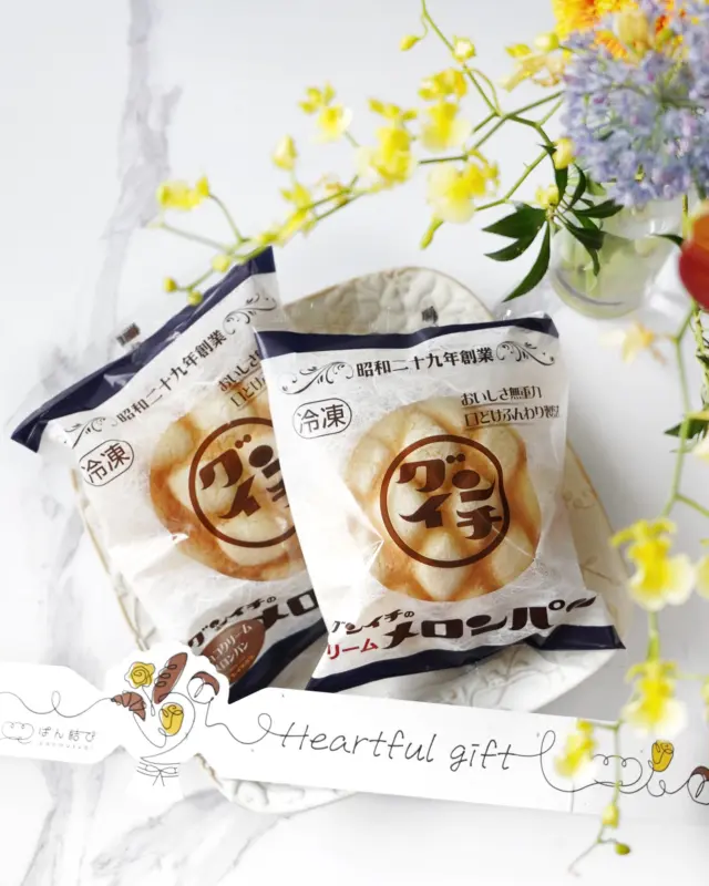 🍈🧁

全国の美味しいパンが集まる「ぱん結び」さんで、
群馬の「グンイチパン」の
冷やし生クリームメロンパンをお取り寄せ😋

冷凍で届くからいつでも食べられるし、
冷凍庫から出してすぐのひんやりアイス状態も
しっかり解凍してクリームを味わうのも
両方食べ比べできちゃいます♪

メロンパンのクッキー生地のところが
出来立てみたいにサクサクなのがお気に入り🫶

ちなみにグンイチパンの由来は
「群馬で一番おいしいパン屋になろう！」って
ところからだって！覚えやすい🙆‍♀️
 🏷️ @pan_musubi

#PR #ぱん結び #パン #パン通販 #お取り寄せパン #冷凍パン #パン好き #グンイチパン #monipla #panmusubi_fan