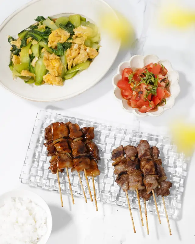 🐷🧅

北海道で「やきとり」といえば焼き鳥じゃなくて
豚肉を使ったヤキトンなんだって！

室蘭やきとりは豚肉と玉ねぎのネギマの組み合わせ。
濃厚な甘辛いタレを絡めていただくと絶品です✨

これからBBQシーズンだし
こちらを持ってったらみんなに喜ばれそうですね🍖

あと子どもって串にささってると
なんでも大喜びで食べるのなんだろね笑

🏷️ @eatko_muroran @kanekantakeuchi

#室蘭やきとり #室蘭やきとり生串 #焼き鳥 #ご当地グルメ #お取り寄せグルメ #北海道お取り寄せ #お取り寄せ #豚串 #おうちごはん