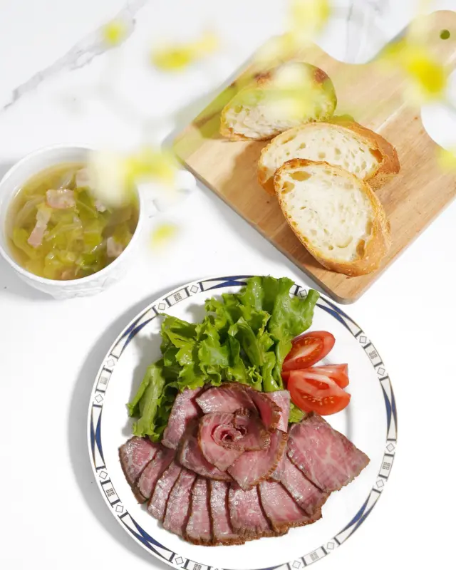 🐮🐄

この前あか⽜食べに行ったらめっちゃ美味しくて
お取り寄せして家族で食べたいなと思ってたところに
くまもとあか牛のローストビーフを発見しました💡

ジューシーで肉の旨みがしっかり詰まっていて、
甘みのある脂が口の中で溶けてくのが感動✨

ソースは⽇本⼈好みのすき焼き⾵の和⾵で
みんな箸が止まらなくなっちゃいました。

ホームパーティーでも映えちゃうし、
グルメな方へのギフトにもぴったりです！

#pr #インフルエンサーワークス #くまもとあか牛 #阿蘇肉工房 #さくらや食産 #ローストビーフ #赤身肉 #おうちごはん #お取り寄せグルメ #ご褒美グルメ