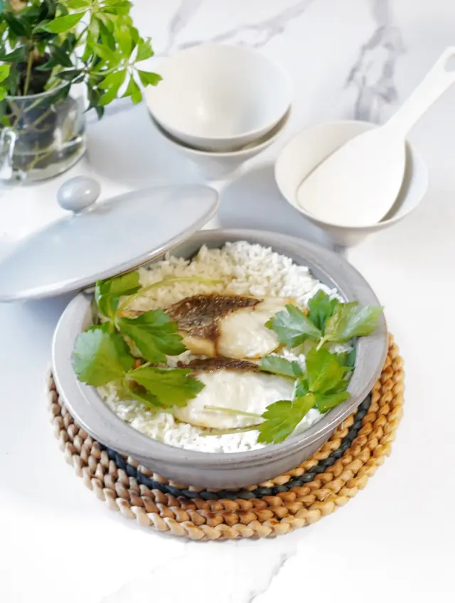 🍲🍚

最近我が家に仲間入りした有田焼のポット、
デザインや発色の美しさも気に入ってるんだけど
めっちゃ有能で感動してる！！

直火、レンジ、オーブンで使えて、
もちろん食洗機もオッケーなの🙆‍♀️

今回は鯛めしを作ってみたんだけど、
遠赤外線効果でじっくりと火を通すことで、
食材の旨みをより引き出してくれるよ。
お米が美味しくて毎日これでごはんを炊きたいくらい！

#PR @5waypot_arita #5waypot #有田焼 #土鍋 #おうちごはん #鯛めし