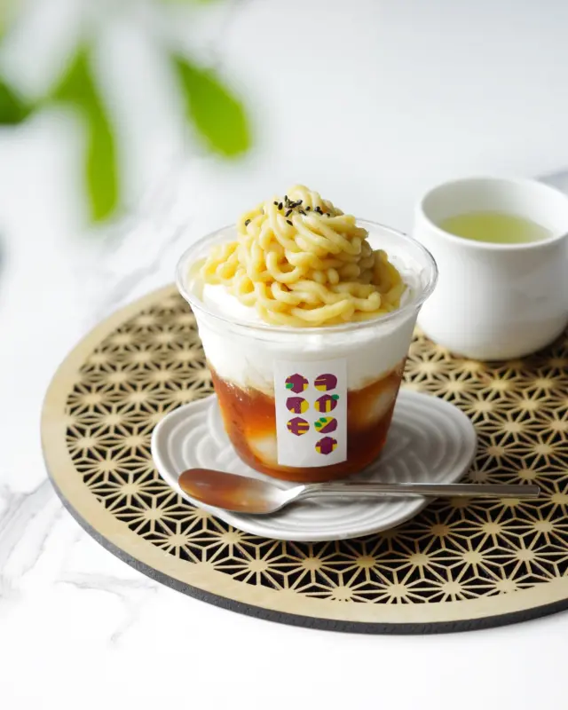 🍠🤍

1日に2,000個も売れることもある
「みたらし焼き芋モンブラン」は
モンブランとみたらし団子のハイブリッドスイーツ！

焼き芋モンブランの甘さと
みたらしの甘じょっぱさが一度に味わえて至福🫶

かなりボリューミーで食べ応えもあるよ！
甘党な私はランチ代わりに食べたいな🎶

PR @flandersfrites
#通販スイーツ #お取り寄せスイーツ #おうちカフェ #flandersfrites #フランダースフリッツ #お芋スイーツ #さつまいもスイーツ #芋好きと繋がりたい #おうちおやつ #今日のおやつ