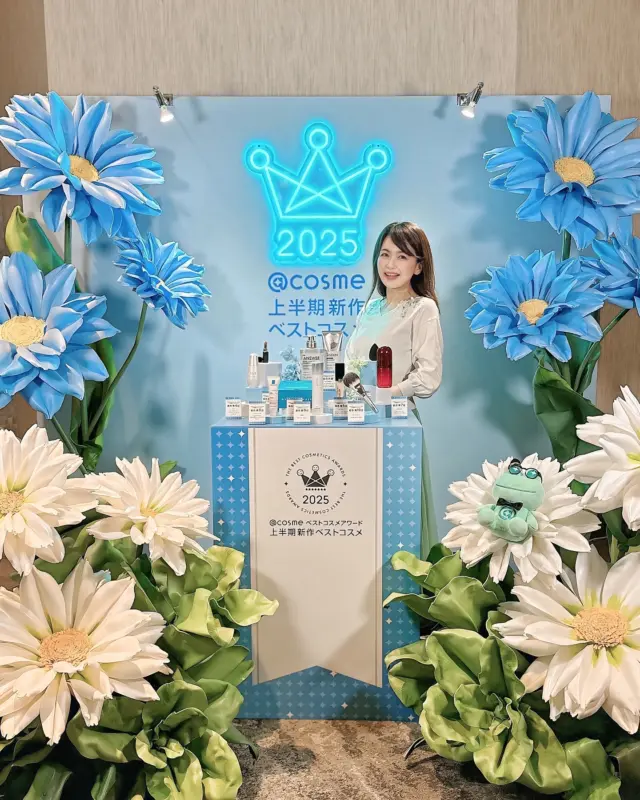 💄🩵

@cosmeベストコスメアワード2025 
上半期新作ベストコスメ 特別イベントに
ご招待いただきました！

総合大賞に選ばれたのは
THE ANSWERのシャンプー＆トリートメント。
ヘアケア部門が総合大賞に選ばれるのは初だそう！
 
大賞だけでなく他の受賞商品でも
安心感のある「研究力」をアピールした
高価格帯のコスメに注目が集まっているみたい。

2025年下半期トレンド予測ワードはこの6点！
✔︎主役級ミニコスメ
✔︎#秋肌アラート発令中
✔︎素髪ケア習慣
✔︎五感フレグランス
✔︎PBコスメ戦国時代
✔︎マイKAWAII⤴︎

ゲストのZutti Mattiaさんやウトンさんは
「秋肌アラート」に、ラロッシュポゼの下地や
雪肌精の化粧水をおすすめされてましたよ！

「五感フレグランス」については、
先日プレオープンに伺った@cosme TOKYOの
3階にあるフレグランスコーナーや
香りを体感できるショップもご紹介いただきました。

最後の「マイKAWAII⤴︎」とは、カワイイの正解から
自分基準のカワイイへの移行を現しているそう。
わたしも自分だけの可愛いをみつけたいな💓

@at_cosme_tokyo 
#PR #アットコスメ #上半期ベストコスメ2025 #ベストコスメ2025上半期 #ベスコス #ベストコスメ #ベストコスメ2025 #美容イベント #表参道イベント