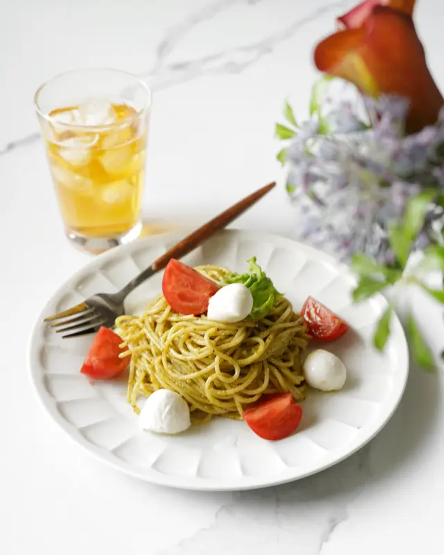 🍝🌿

バリラ様からいただいたペースト ジェノベーゼと
スパゲッティ No.4で時短パスタを作ったよ🎶

ジェノベーゼ大好きなんだけど、
おうちでイチから作るとなると手間だし時間もかかるから
外食で食べるものってイメージだったけど
これだと混ぜるだけでめっちゃお手軽！！

しかも100%本場イタリア産バジルと、
パルミジャーノ・レッジャーノを使用した
本格的な味わいが楽しめたよ🇮🇹

わたしは最近ハマっているフルーツトマトと
モッツァレラチーズをトッピングしました。

@ouchigohan.jp 
#pr #バリラペーストジェノベーゼ #Barilla #バリラ #おうちごはんキャンペーン #ジェノベーゼソース #本格イタリアン #パルミジャーノレッジャーノ #簡単レシピ #アレンジレシピ