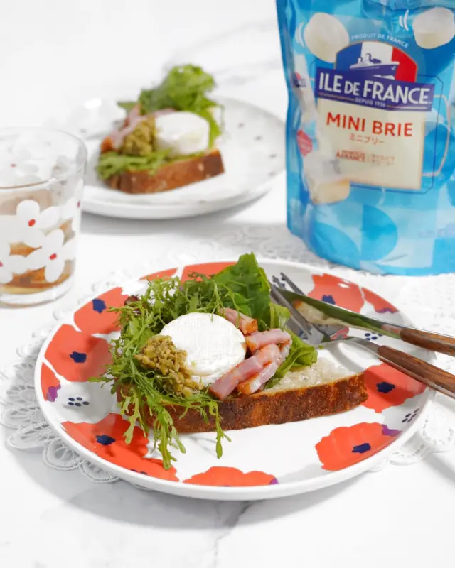 🧀💙

半年前にいただいて、すっかりハマっている
「イル・ド・フランス ミニブリー」

今回はカンパーニュのオープンサンドに
トッピングしてみました！

ハーブミックスの上には主役のミニブリーと
フライパンでカリカリに焼いたベーコン。
最近お気に入りのオリーブペーストを添えたら
5分でごちそうメニューの完成です👩‍🍳✨

ミニブリーはそのままパクッと食べやすい
サイズ感なので、残りは蜂蜜かけておやつにするよ🎶

@iledefrancecheese_jp
#イルドフランス #iledefrancecheese #イルドフランスチーズ #イルドフランス公式アンバサダー #PR #abcstyle #ナチュラルチーズ #ミニブリー #おうちごはん #おうちカフェ #チーズ好き